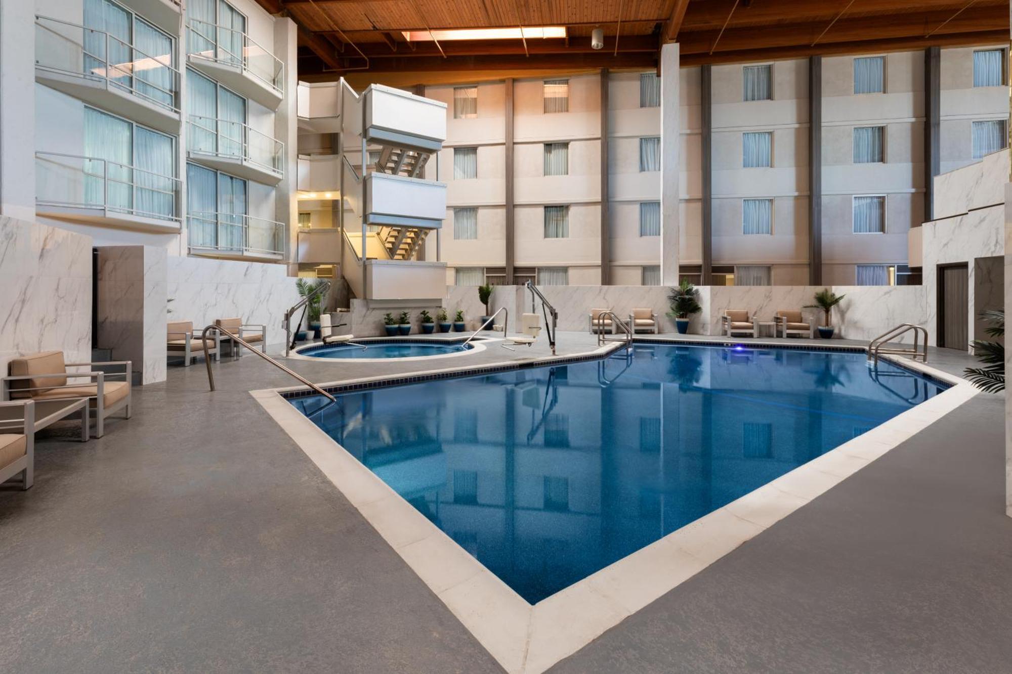 Ramada By Wyndham Dfw Airport Hotel Irving Exterior photo